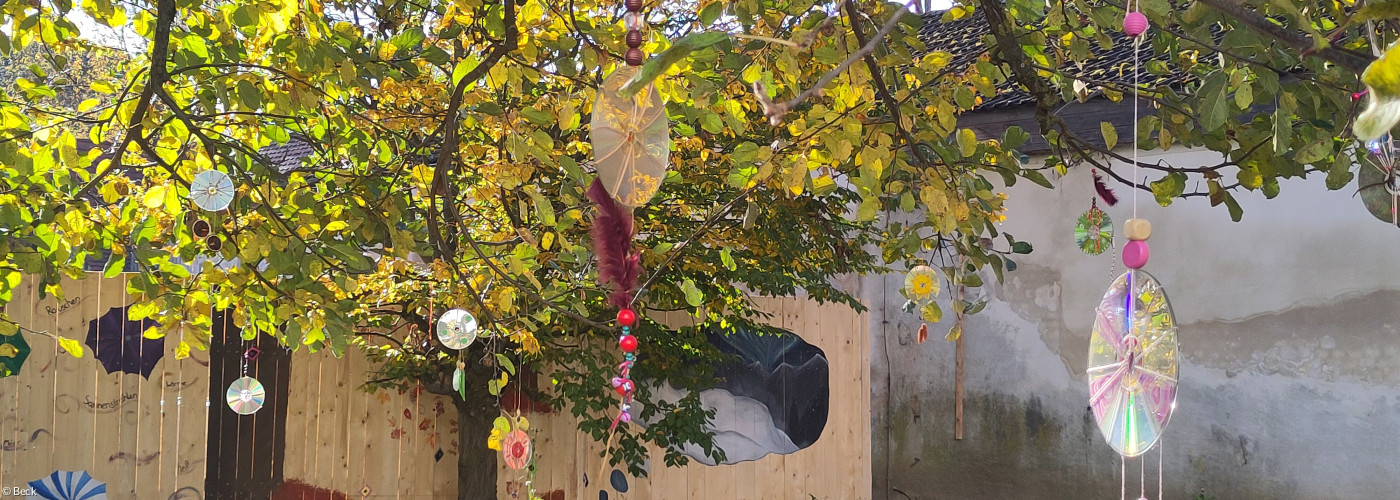 Bunte Windspiel im Kirchengarten in Neunburg vorm Wald; ©: Beck Bunte Windspiel im Kirchengarten in Neunburg vorm Wald