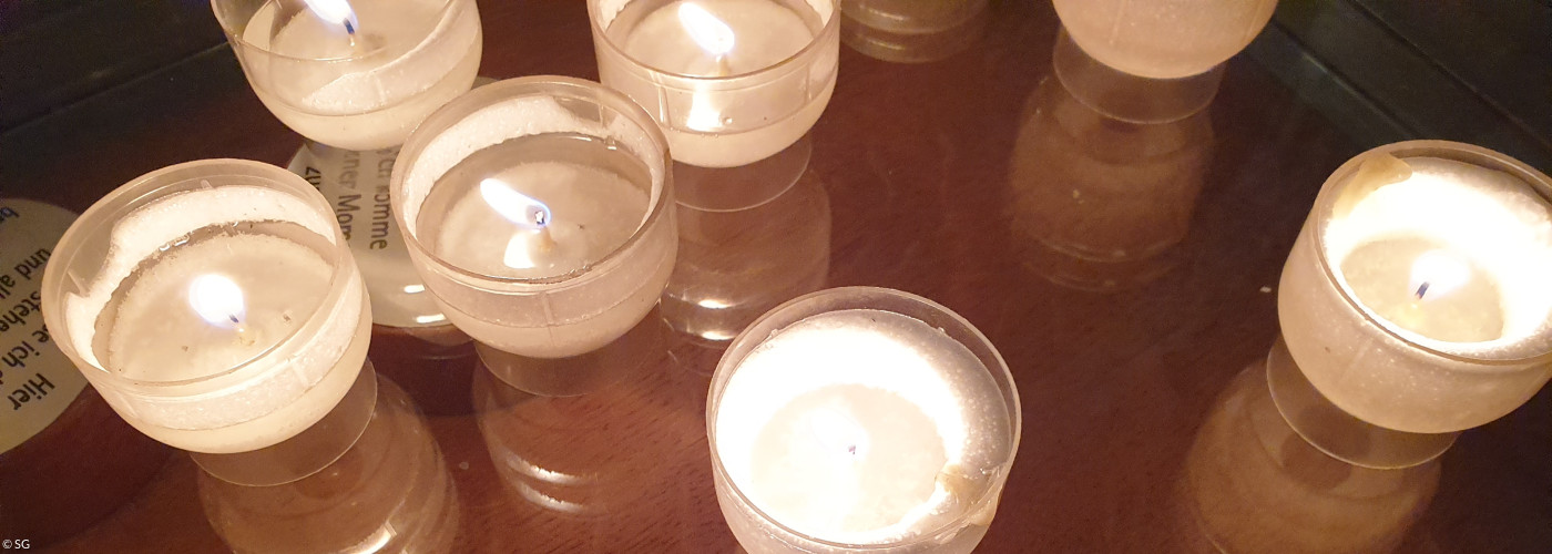 mehrere brennende Teelichter