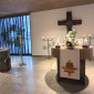 Altar und Taufbecken von Kreuz Christi