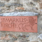 Kirchenschild mit der Aufschrift St.Markus Kirche