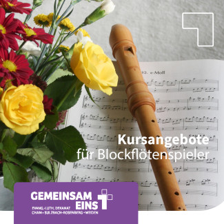 Eine Altblockflöte, die auf einem Notenblatt liegt