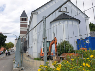 Bagger und Bauzäune an der Erlöserkirche