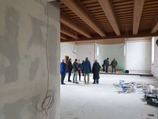 Blick vom Foyer in die Kirchenbaustelle in Richtung Altarraum