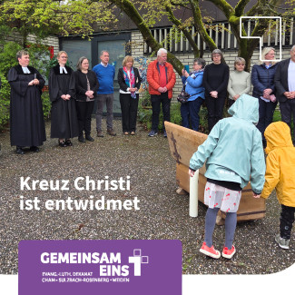 Die Gemeinde auf dem Kirchenvorplatz