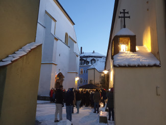 Weihnachtsliedersingen vor der Weidener Michaelskirche