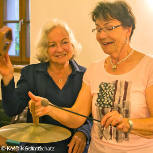 zwei ältere Damen mit Musikinstrumenten