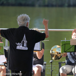 Dirigentin eines Posaunenchor vor ihrem Chor