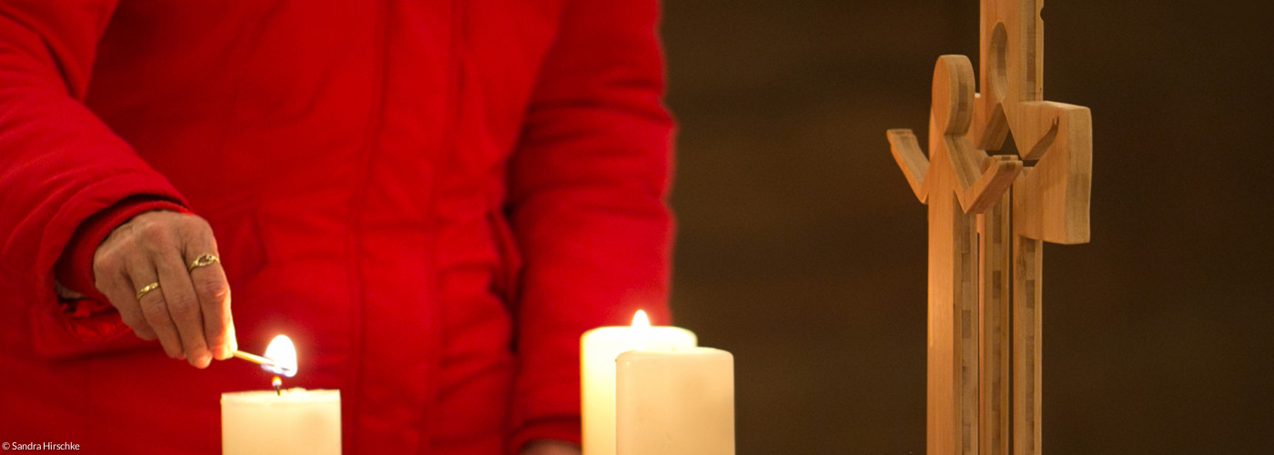 Kerze anzünden beim Friedensgebet