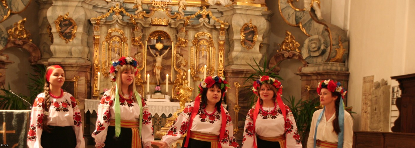 Fünf Sängerinnen in bunten Trachtenkleidern in der Weidener Michaelskirche