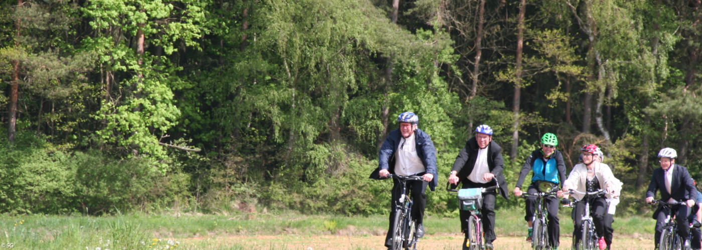 Landesbischof Dr. Heinrich Bedford-Strohm radelt auf dem Simultankirchen-Radweg