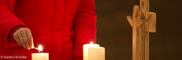 Kerze anzünden beim Friedensgebet