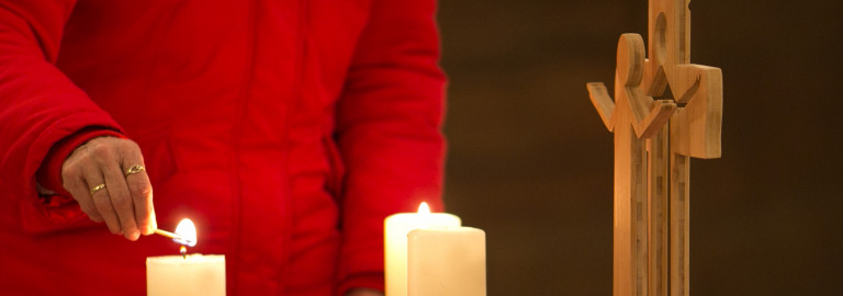 Kerze anzünden beim Friedensgebet