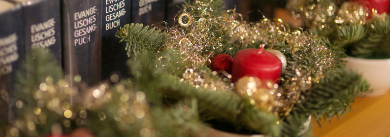 Adventsgestecke und Gesangbücher