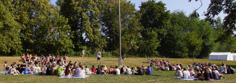 Versammlung rund um das Kreuz am Zeltlagerplatz Plößberg