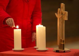 Kerze anzünden beim Friedensgebet