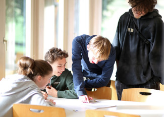 Beim Jugendleiter-Grundkurs reden einige Jugendliche miteinander