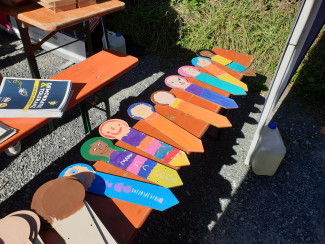 bunte Zaunfiguren
