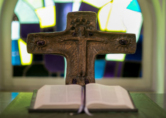 Kruzifix und Bibel auf dem Altar in der Kreuzkirche Eschenbach