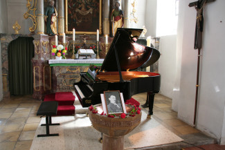 Ein Flügel im ALtarraum der Nikolauskirche Kohlberg bei den Beer-Walbrunn-Tagen