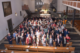 Mitglieder der Dekanatssynode in der Christuskirche in Sulzbach