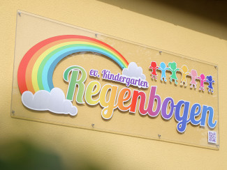 Schild mit Aufschrift Kita Regenbogen Erbendorf