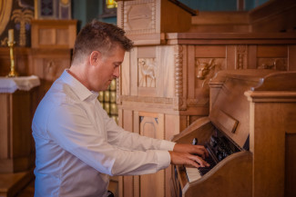Lars David Kellner am Harmonium