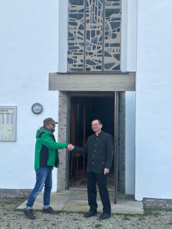 Stephan Müller und Pfarrer Hartmut Klausfelder vor der Pauluskirche