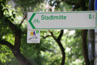 Wegweiser am Simultankirchen-Radweg