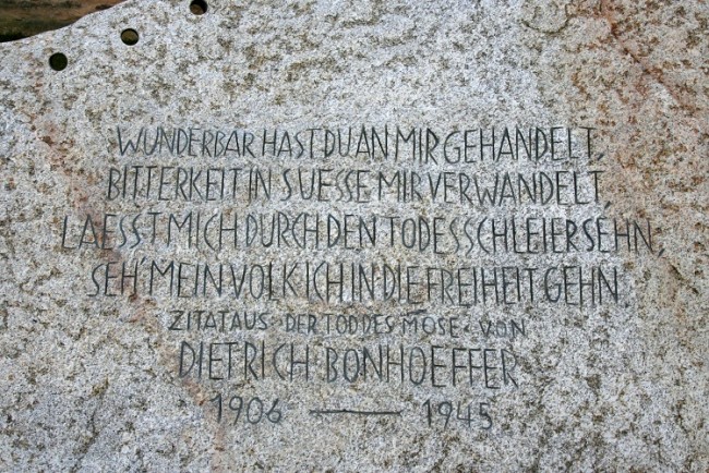 Gedenkstein für Dietrich Bonhoeffer vor der evangelischen Kirche in Flossenbürg
