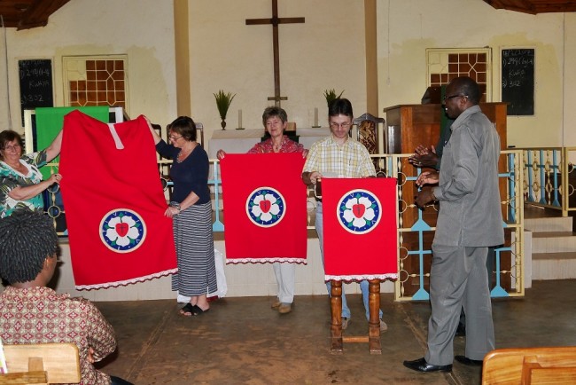 Gäste aus Deutschland überreichen neue Altarbehänge in Mwika