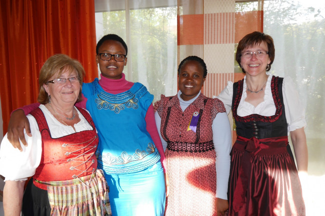 Gruppenbild mit Dirndl