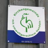 Plakette "Grüner Gockel" am Gemeindehaus in Floß
