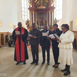 Gäste aus Tansania singen in der Kirche