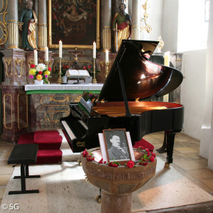Flügel im Altarraum anlässlich der Beer-Walbrunn-Tage in der Nikolauskirche Kohlberg