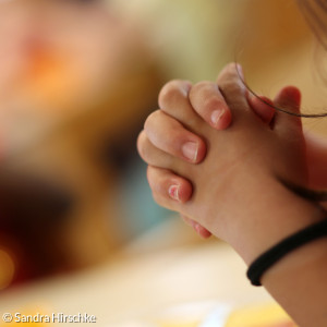 Kinderhände zum Gebet gefaltet