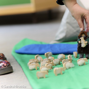 Darstellung der Geschichte vom Guten Hirten mit Spielfiguren