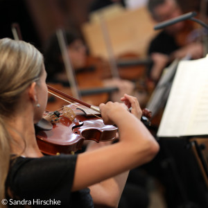 Eine Violinistin spielt beim Konzert in Weiden